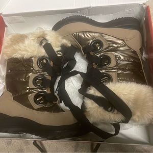 NWT Guess winter boots Size 5